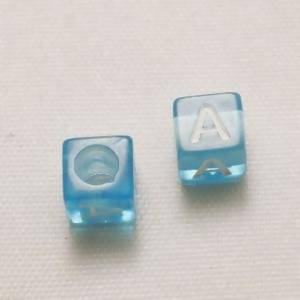Perles Acrylique Alphabet Lettre A 6x6mm carré blanc fond bleu transparent (x 2)