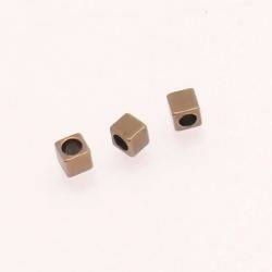 Perle en métal petit cube lisse 3x3x3mm couleur vieil or (x 3)