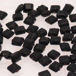 Perles en verre forme petit carré 6x6mm couleur noir opaque (x 10)