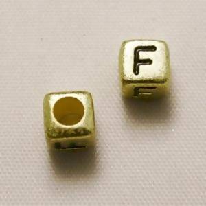 Perles Acrylique Alphabet Lettre F 6x6mm carré blanc fond or (x 2)