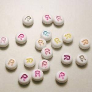 Perles acrylique alphabet Lettre R Ø8mm rond couleurs variées fond blanc (x 2)