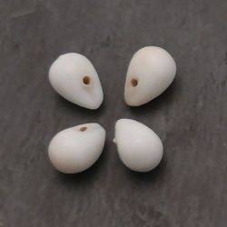 Perles en verre forme de grosses gouttes couleur blanc opaque (x 4)