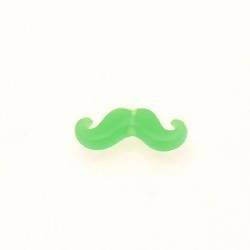 Perle résine forme moustache vert 08x20mm (x 1)