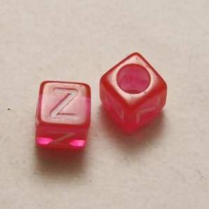 Perles Acrylique Alphabet Lettre Z 6x6mm carré blanc sur rose transparent (x 2)