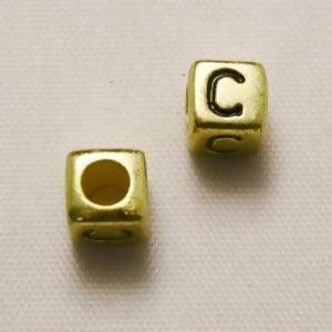 Perles Acrylique Alphabet Lettre C 6x6mm carré blanc fond or (x 2)