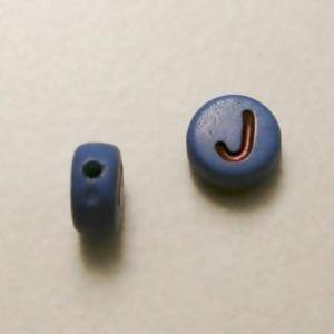 Perles acrylique alphabet Lettre J Ø8mm rond couleur bleu lettre noire (x 2)