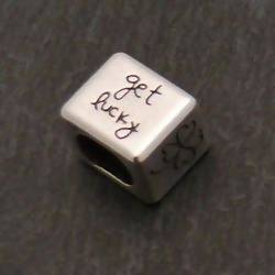 Perle passe-cuir en métal forme de bague 16x12x12mm motif "get lucky" couleur argent (x 1)