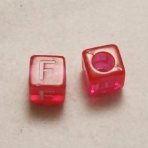Perles Acrylique Alphabet Lettre F 6x6mm carré blanc sur rose transparent (x 2)