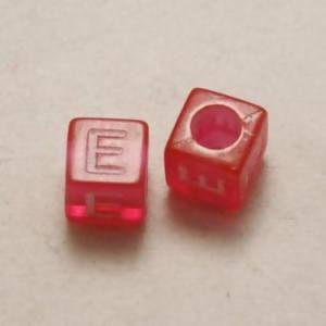 Perles Acrylique Alphabet Lettre E 6x6mm carré blanc sur rose transparent (x 2)