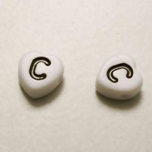 Perles Acrylique Alphabet Lettre C 8x8mm coeur noir sur fond blanc (x 2)