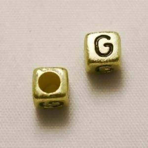 Perles Acrylique Alphabet Lettre G 6x6mm carré blanc fond or (x 2)