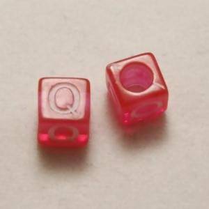 Perles Acrylique Alphabet Lettre Q 6x6mm carré blanc sur rose transparent (x 2)