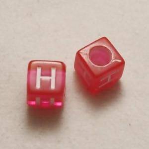 Perles Acrylique Alphabet Lettre H 6x6mm carré blanc sur rose transparent (x 2)