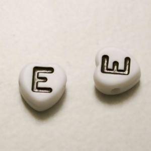 Perles Acrylique Alphabet Lettre E 8x8mm coeur noir sur fond blanc (x 2)