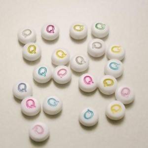 Perles acrylique alphabet Lettre Q Ø8mm rond couleurs variées fond blanc (x 2)