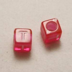 Perles Acrylique Alphabet Lettre T 6x6mm carré blanc sur rose transparent (x 2)
