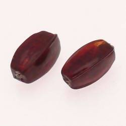 Perles en verre forme ovale 17x8mm avec une feuille d'argent couleur rouge foncé / rubis (x 2)