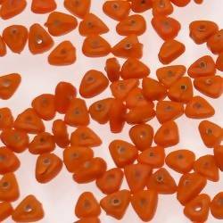 Perles en verre forme petit triangle couleur orange opaque (x 10)