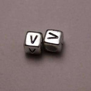 Perles Acrylique Alphabet Lettre V 6x6mm carré noir sur fond gris (x 2)