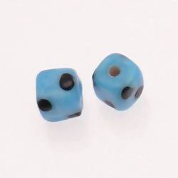 Perles en verre forme Cube 10mm couleur bleu à pois noirs (x 2)