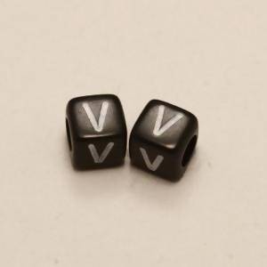 Perles Acrylique Alphabet Lettre V 6x6mm carré blanc sur fond noir (x 2)