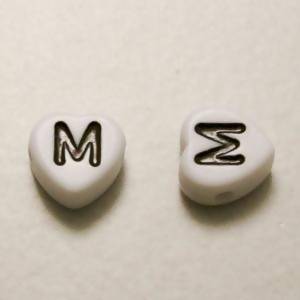 Perles Acrylique Alphabet Lettre M 8x8mm coeur noir sur fond blanc (x 2)