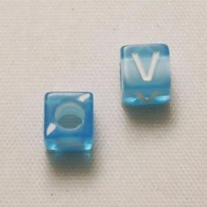 Perles Acrylique Alphabet Lettre V 6x6mm carré blanc fond bleu transparent (x 2)