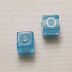 Perles Acrylique Alphabet Lettre O 6x6mm carré blanc fond bleu transparent (x 2)