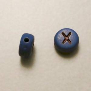 Perles acrylique alphabet Lettre X Ø8mm rond couleur bleu lettre noire (x 2)