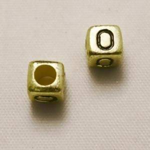 Perles Acrylique Alphabet Lettre O 6x6mm carré blanc fond or (x 2)