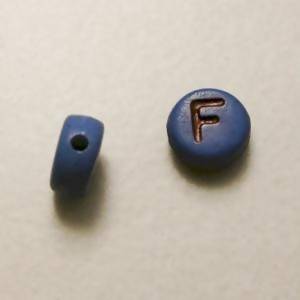 Perles acrylique alphabet Lettre F Ø8mm rond couleur bleu lettre noire (x 2)