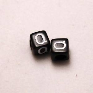 Perles Acrylique Alphabet Lettre Q 6x6mm carré blanc sur fond noir (x 2)