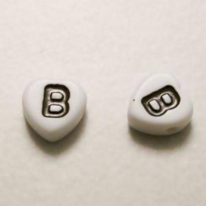 Perles Acrylique Alphabet Lettre B 8x8mm coeur noir sur fond blanc (x 2)