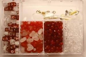 Boite kit DIY perles + alphabet rouge et transparent avec fils (x 1)