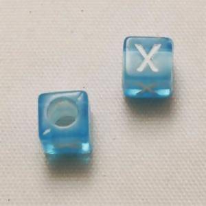 Perles Acrylique Alphabet Lettre X 6x6mm carré blanc fond bleu transparent (x 2)