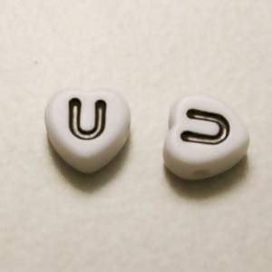 Perles Acrylique Alphabet Lettre U 8x8mm coeur noir sur fond blanc (x 2)