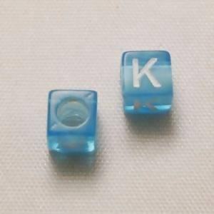 Perles Acrylique Alphabet Lettre K 6x6mm carré blanc fond bleu transparent (x 2)