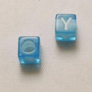 Perles Acrylique Alphabet Lettre Y 6x6mm carré blanc fond bleu transparent (x 2)