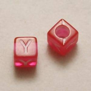 Perles Acrylique Alphabet Lettre Y 6x6mm carré blanc sur rose transparent (x 2)
