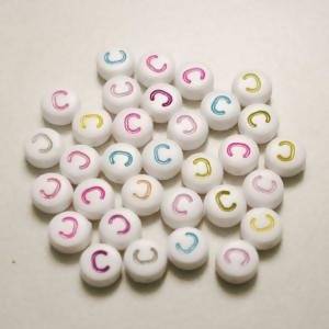 Perles acrylique alphabet Lettre C Ø8mm rond couleurs variées fond blanc (x 2)