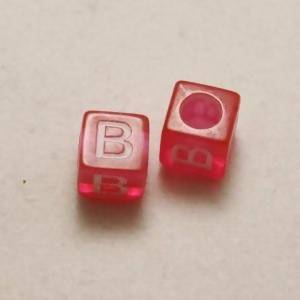 Perles Acrylique Alphabet Lettre B 6x6mm carré blanc sur rose transparent (x 2)