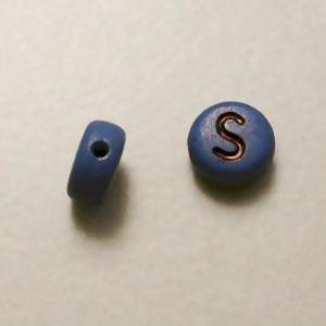 Perles acrylique alphabet Lettre S Ø8mm rond couleur bleu lettre noire (x 2)
