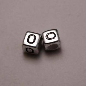 Perles Acrylique Alphabet Lettre O 6x6mm carré noir sur fond gris (x 2)