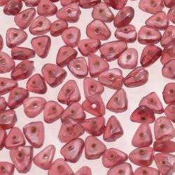Perles en verre forme petit triangle couleur rose fushia brillant (x 10)