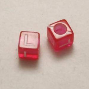 Perles Acrylique Alphabet Lettre L 6x6mm carré blanc sur rose transparent (x 2)