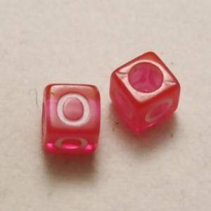 Perles Acrylique Alphabet Lettre O 6x6mm carré blanc sur rose transparent (x 2)