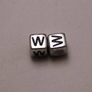 Perles Acrylique Alphabet Lettre W 6x6mm carré noir sur fond gris (x 2)