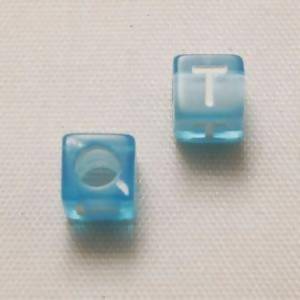 Perles Acrylique Alphabet Lettre T 6x6mm carré blanc fond bleu transparent (x 2)