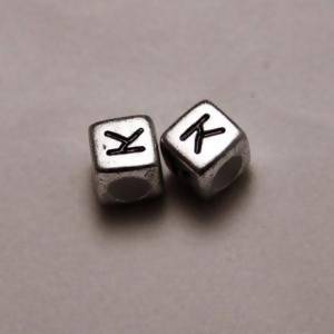 Perles Acrylique Alphabet Lettre K 6x6mm carré noir sur fond gris (x 2)