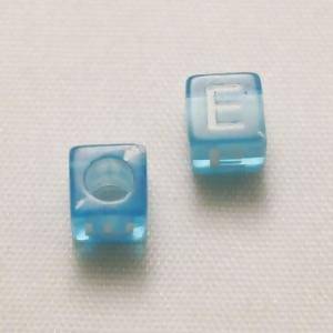 Perles Acrylique Alphabet Lettre E 6x6mm carré blanc fond bleu transparent (x 2)